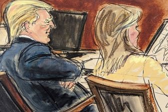 Die Skizze zeigt Donald Trump neben seiner Anwältin im Gerichtssaal in New York.