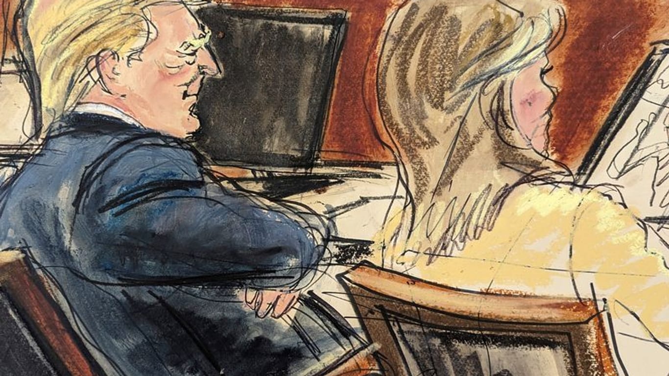 Die Skizze zeigt Donald Trump neben seiner Anwältin im Gerichtssaal in New York.
