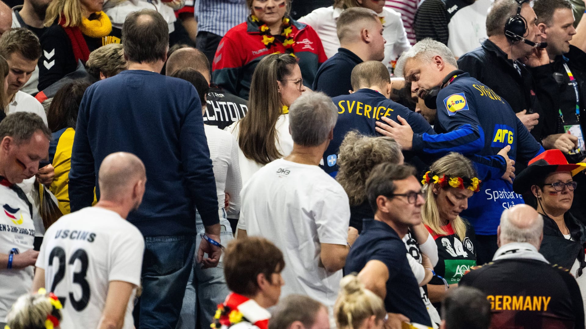 Unruhe auf der Tribüne: Die Teamärzte kümmern sich gemeinsam.