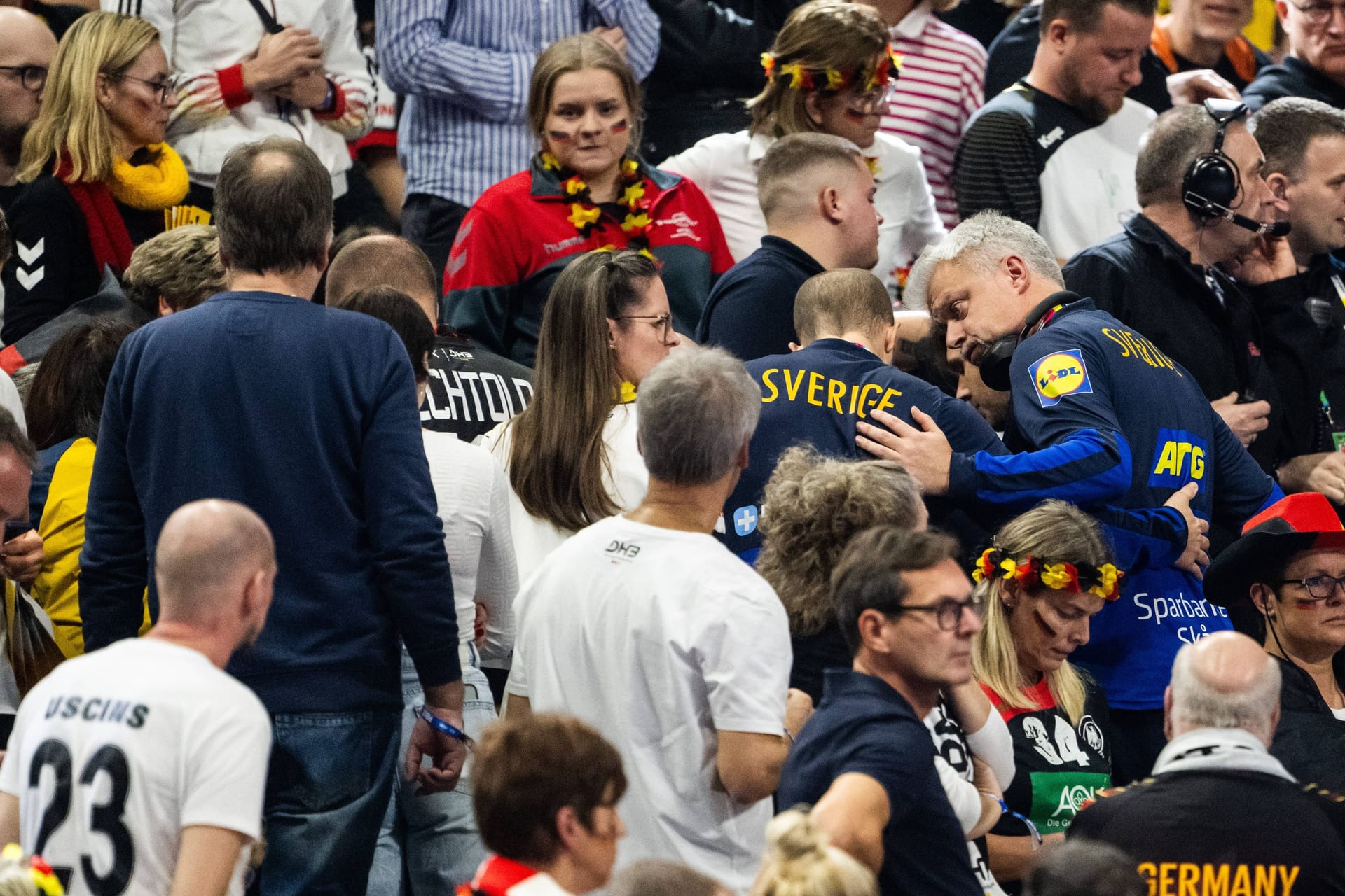 Unruhe auf der Tribüne: Die Teamärzte kümmern sich gemeinsam.