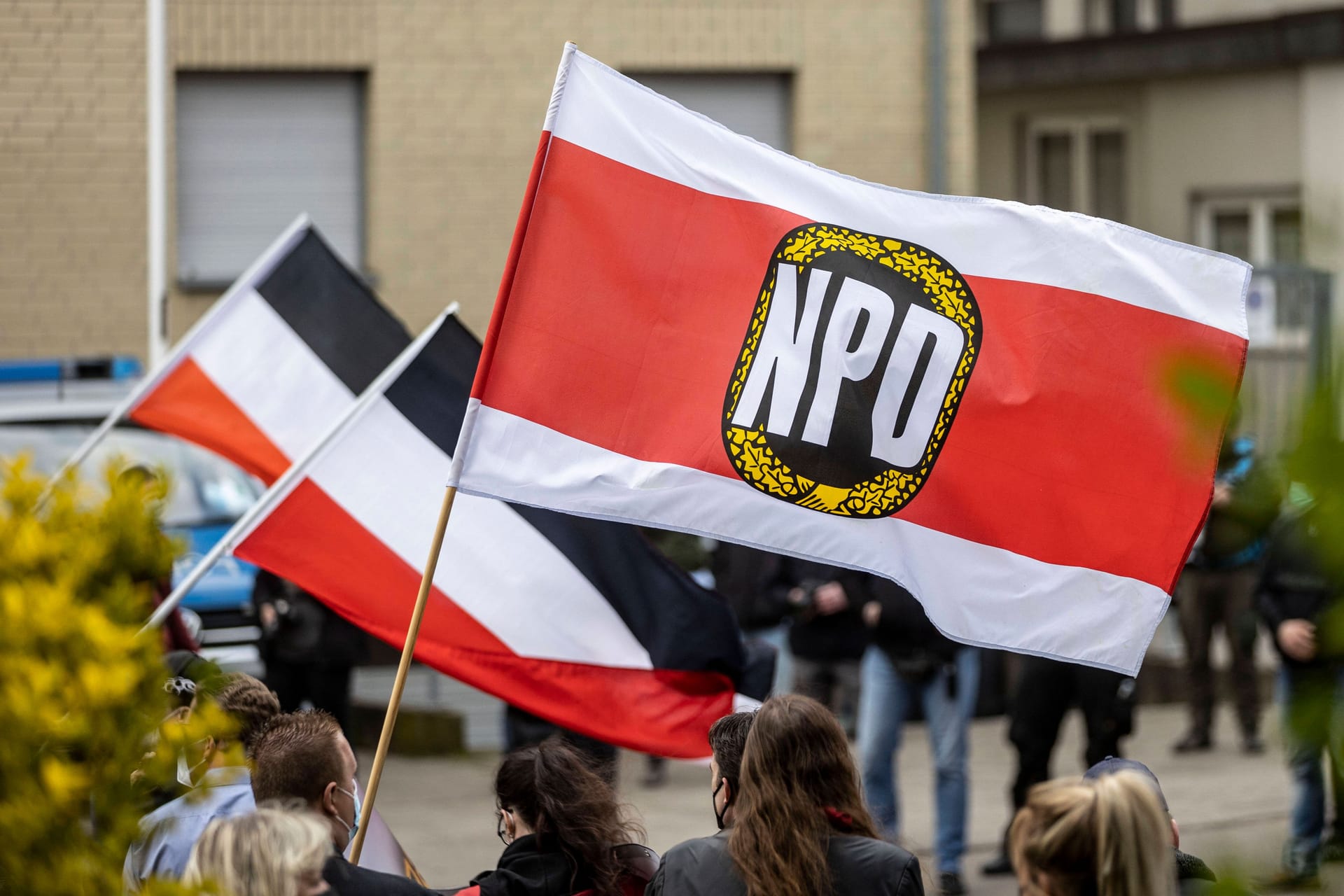 Flagge der NPD (Archivbild): Die rechtsextreme Partei, die mittlerweile "Die Heimat" heißt, bekommt für sechs Jahre kein Geld mehr vom Staat.