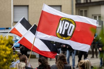 Flagge der NPD (Archivbild): Die rechtsextreme Partei, die mittlerweile "Die Heimat" heißt, bekommt für sechs Jahre kein Geld mehr vom Staat.