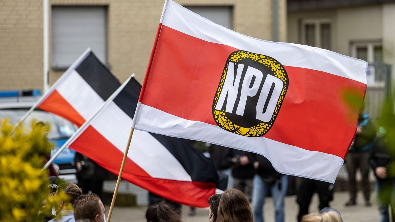 Flagge der NPD (Archivbild): Die rechtsextreme Partei, die mittlerweile "Die Heimat" heißt, bekommt für sechs Jahre kein Geld mehr vom Staat.