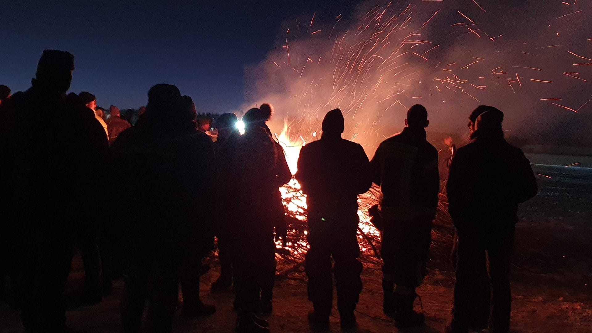 Feuer und Punsch: Mahnwache der Bauern.