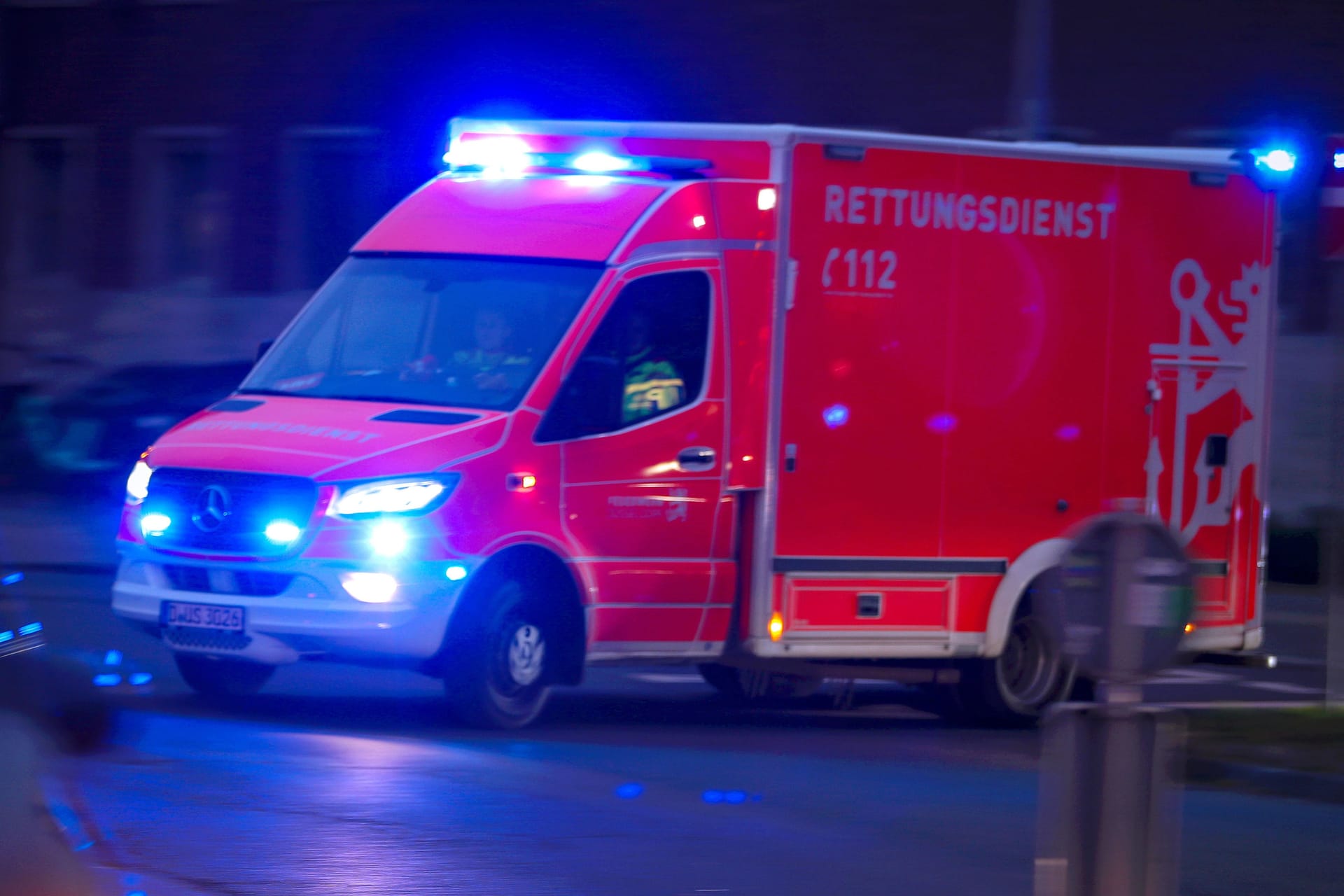 Ein Krankenwagen im Einsatz (Archivbild): In einer Schule klagen mehrere Schüler über Vergiftungssymptome.