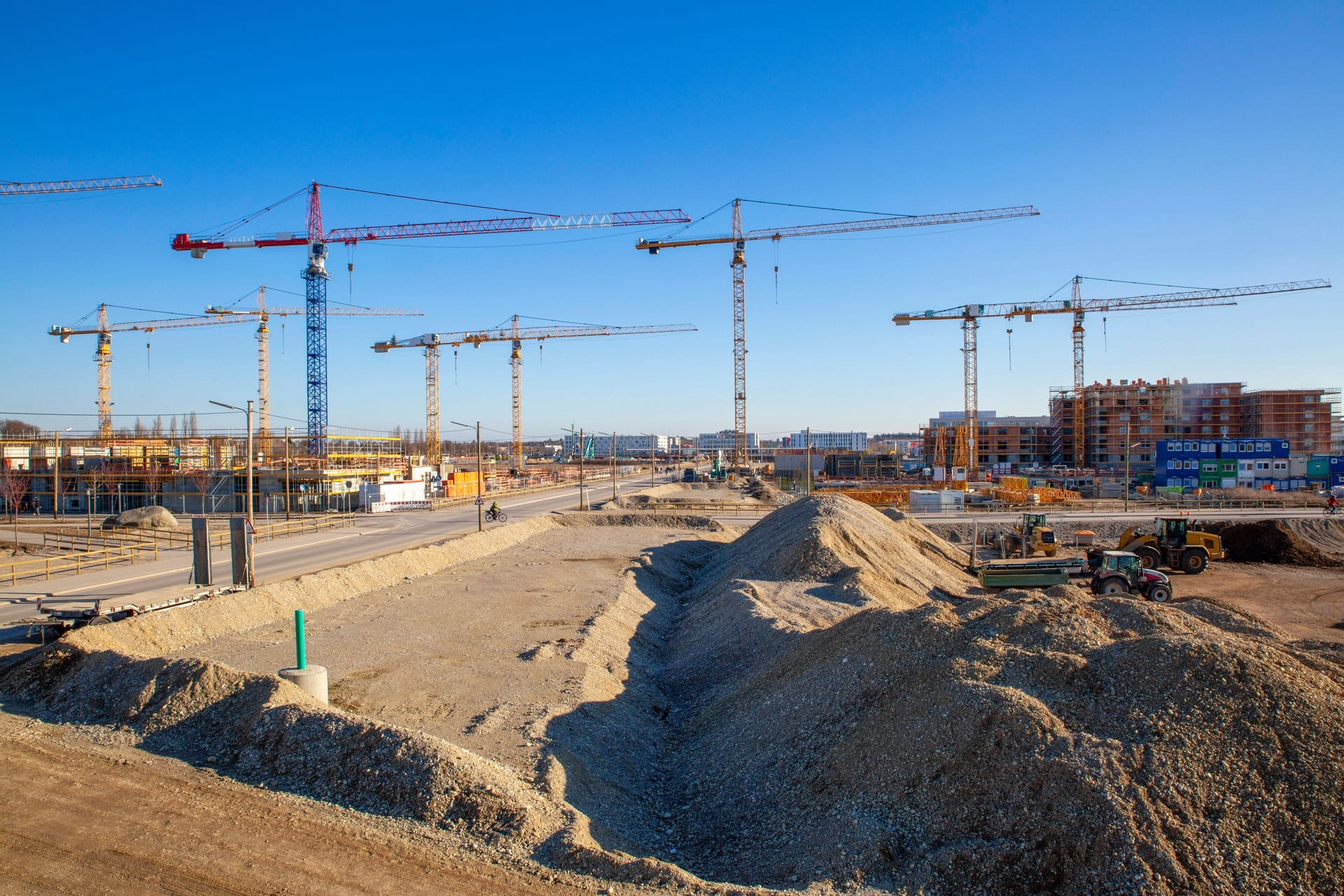 Baukräne, so weit das Auge reicht: Ein neuer Stadtteil entsteht in Freiham (Archivbild).