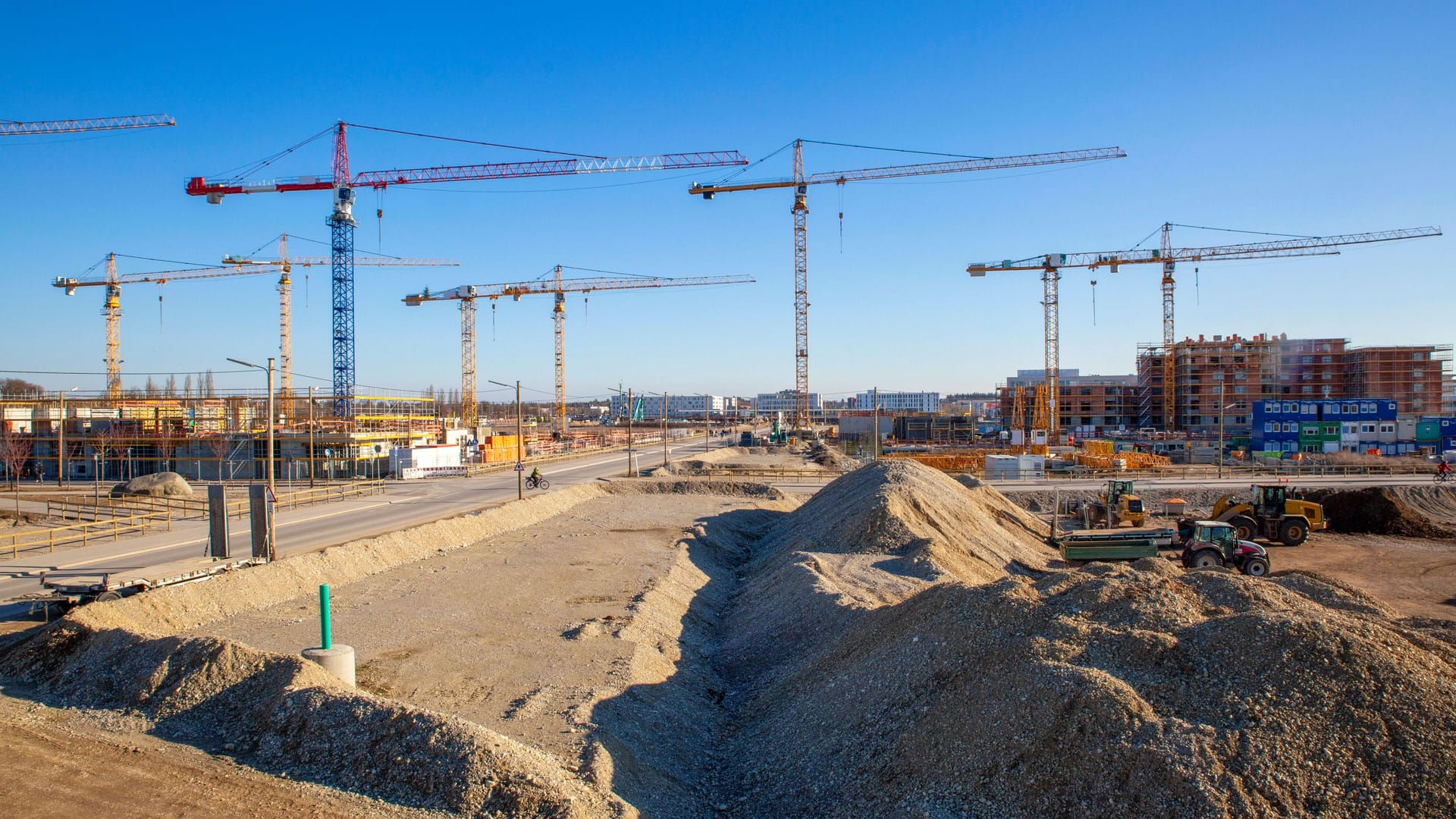 Baukräne, so weit das Auge reicht: Ein neuer Stadtteil entsteht in Freiham (Archivbild).