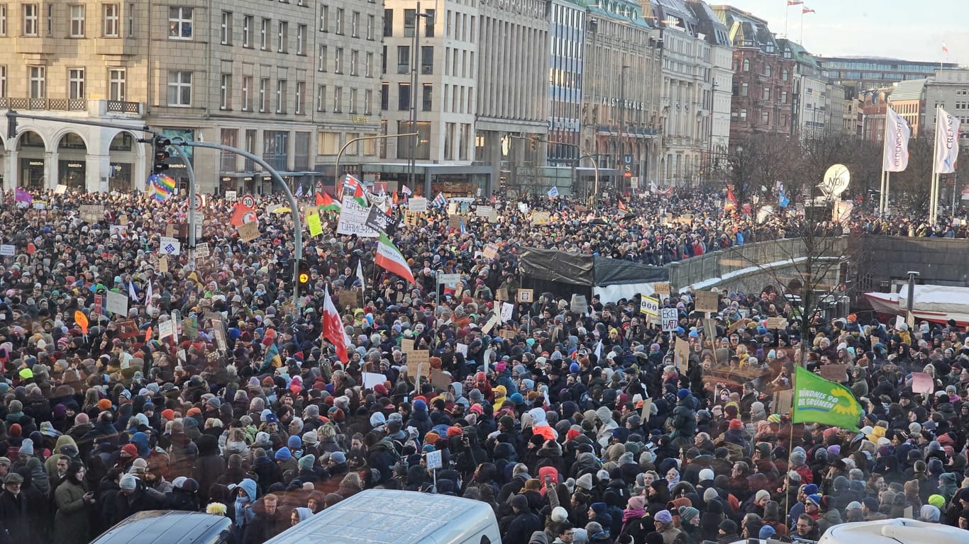 Zehntausende Menschen haben sich in Hamburg versammelt, um gegen rechts zu demonstrieren.