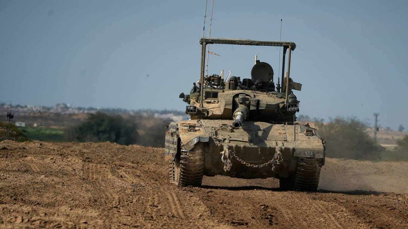 Ein israelischer Panzer nahe der Grenze zu Gaza (Archivbild): Israel muss seine Kampfhandlungen zunächst nicht einstellen.