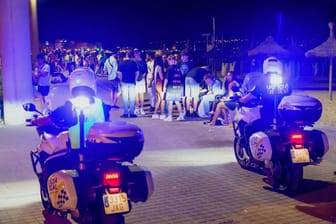 Polizisten auf Mallorca (Symbolbild): Zunächst hatten die Beamten die Frau eines blutenden Mannes festgenommen, nun ihn.