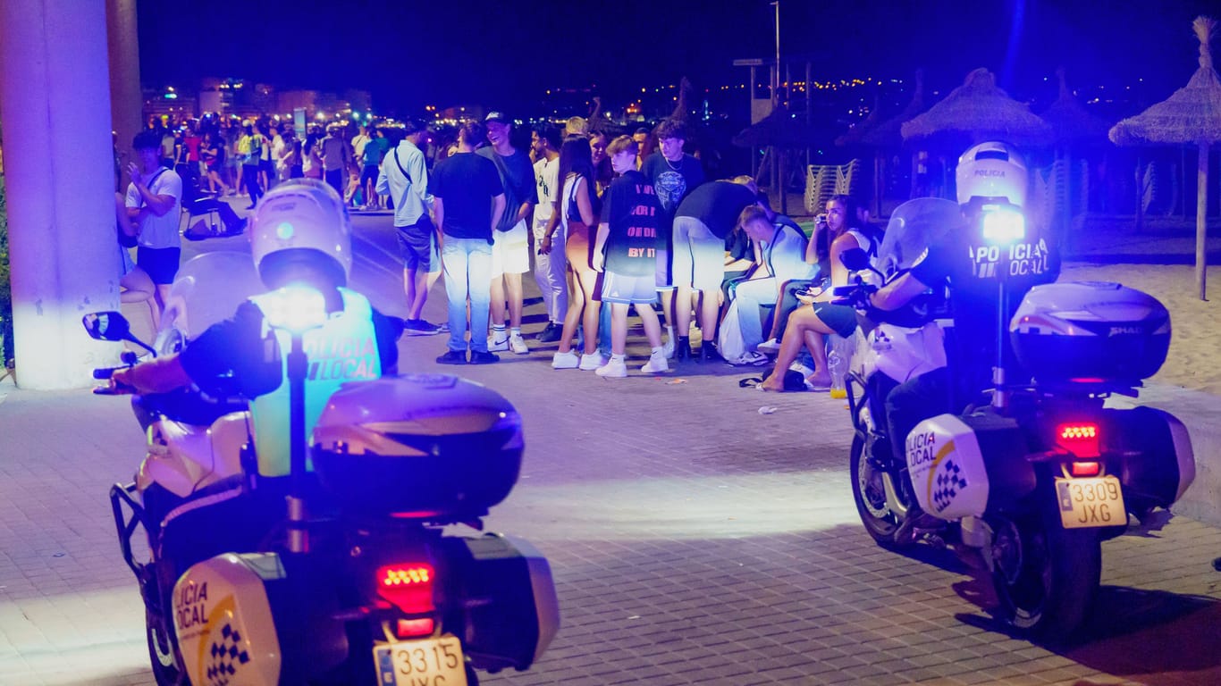 Polizisten auf Mallorca (Symbolbild): Zunächst hatten die Beamten die Frau eines blutenden Mannes festgenommen, nun ihn.