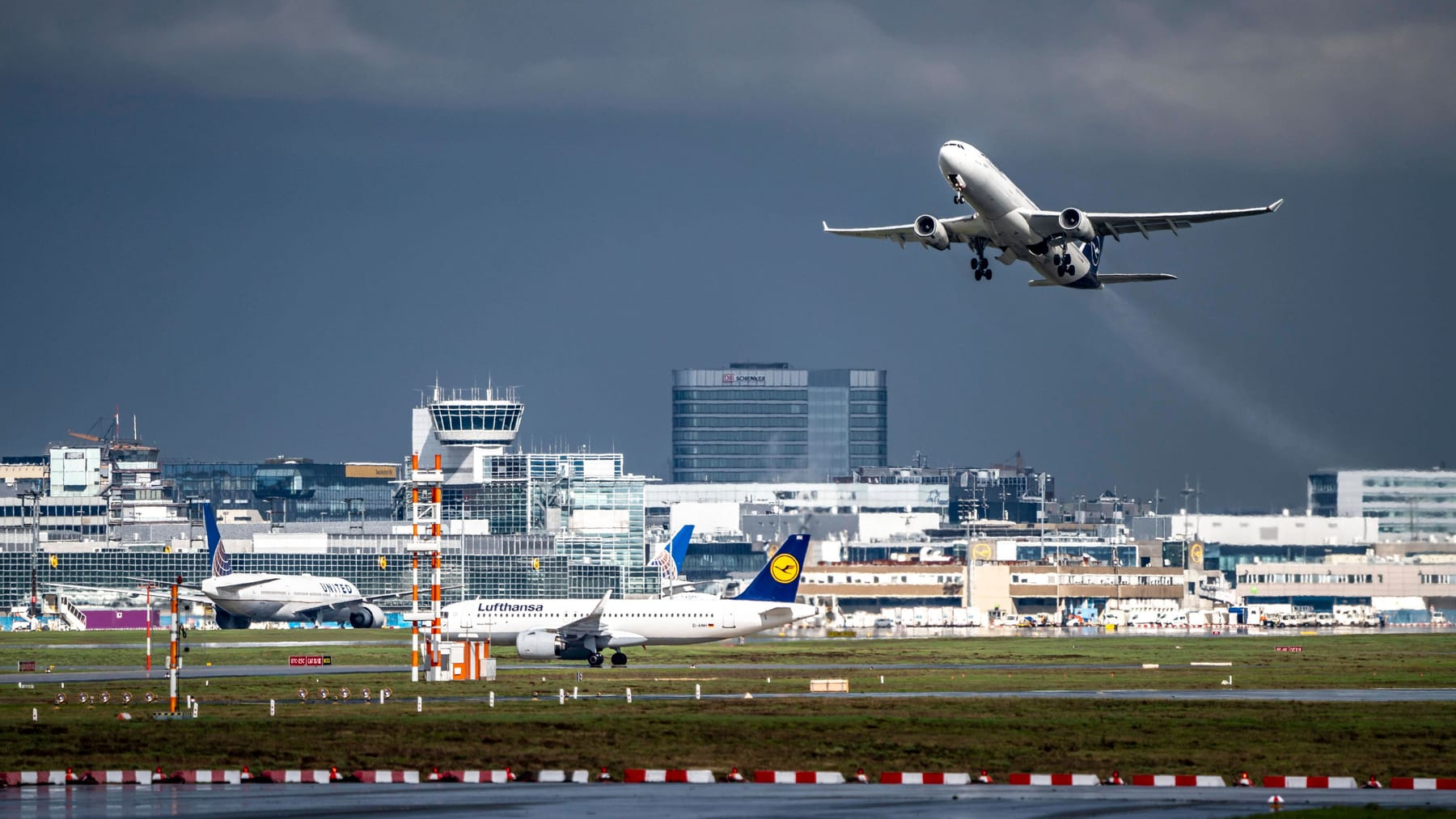 Frankfurt Airport Resumes Take-Offs and Landings After Freezing Rain