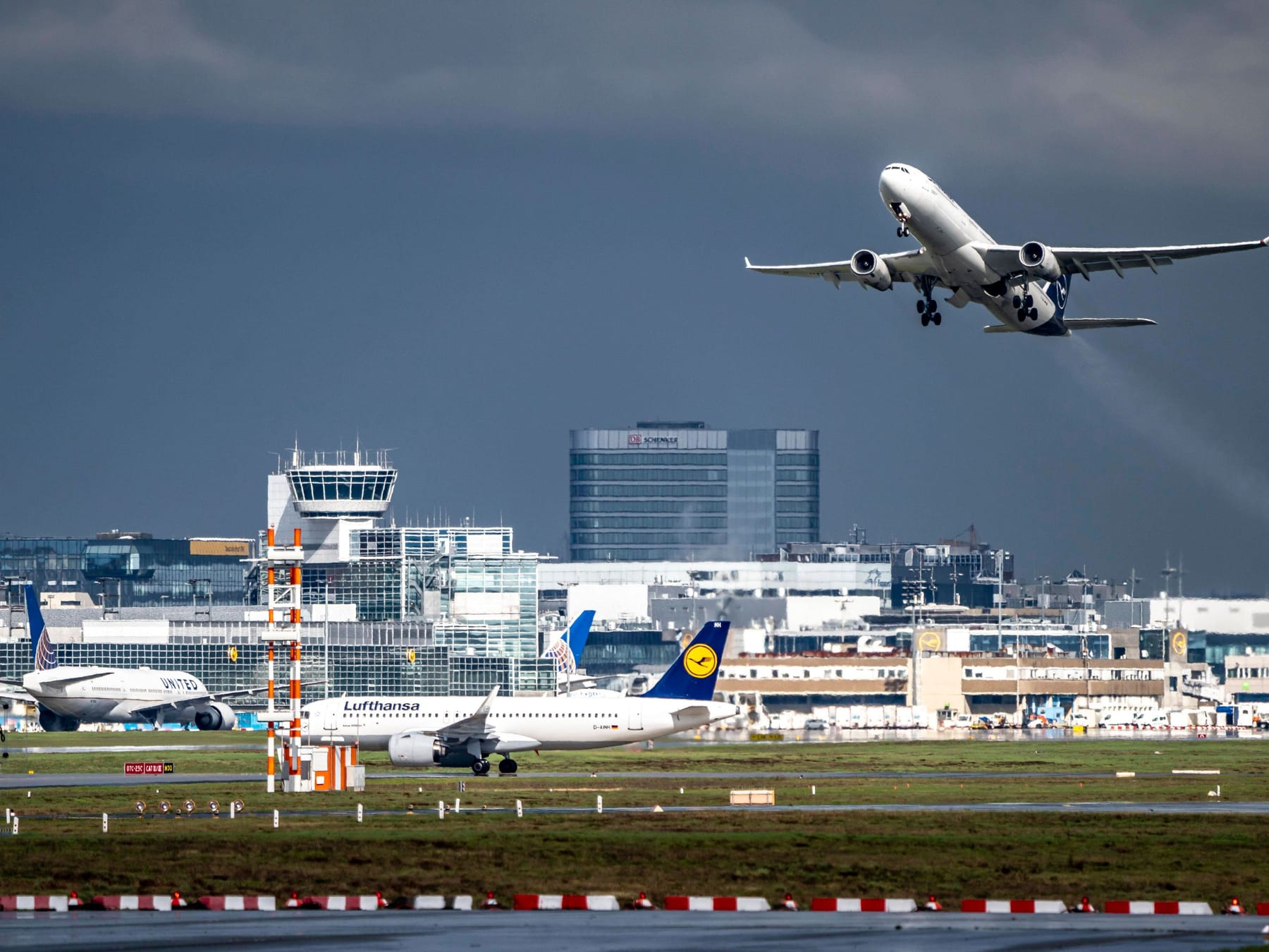 Flughafen Frankfurt: Einige Flugzeuge können wieder starten und landen