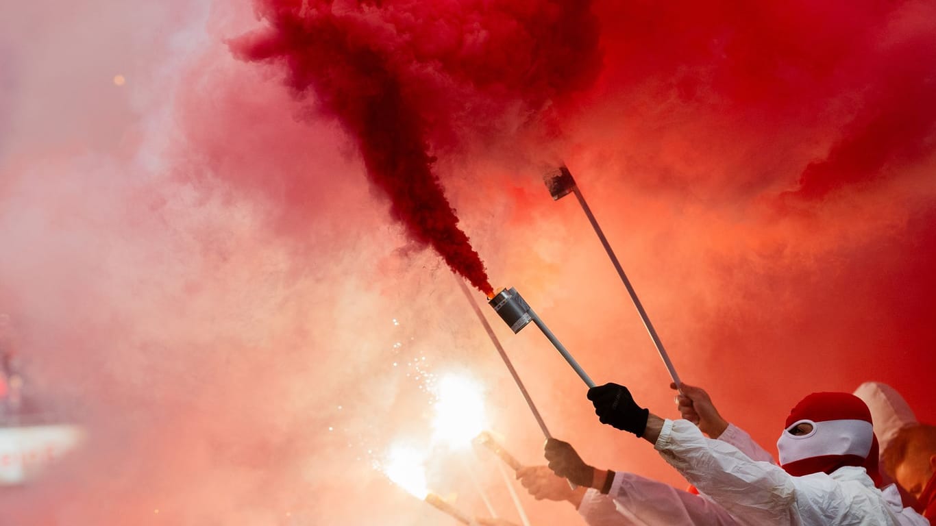 Pyrotechnik in der Kölner Fankurve