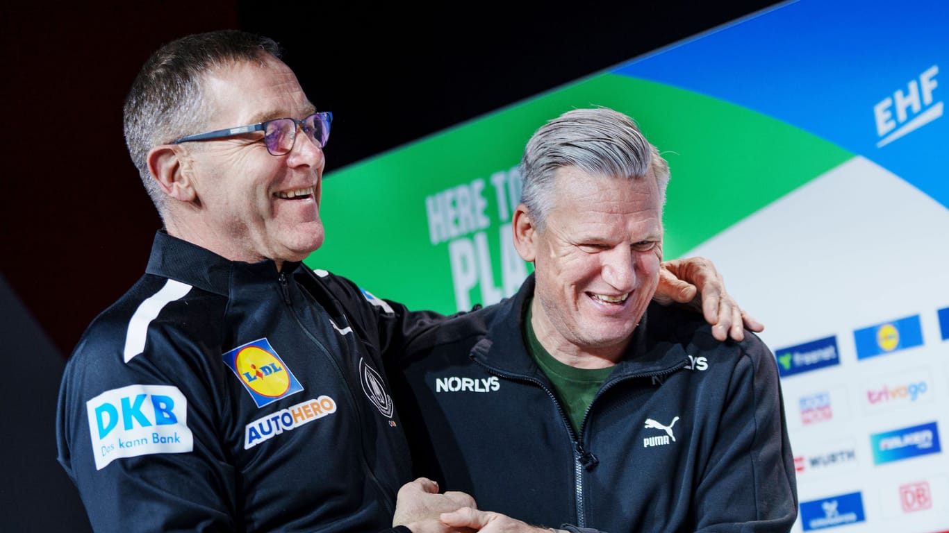Alfred Gíslason (links) mit Nikolaj Jacobsen: Der Dänemark-Coach lobte den deutschen Bundestrainer in höchsten Tönen.