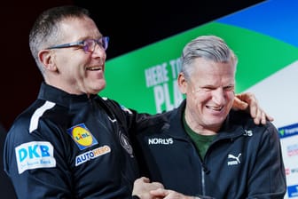 Alfred Gíslason (links) mit Nikolaj Jacobsen: Der Dänemark-Coach lobte den deutschen Bundestrainer in höchsten Tönen.