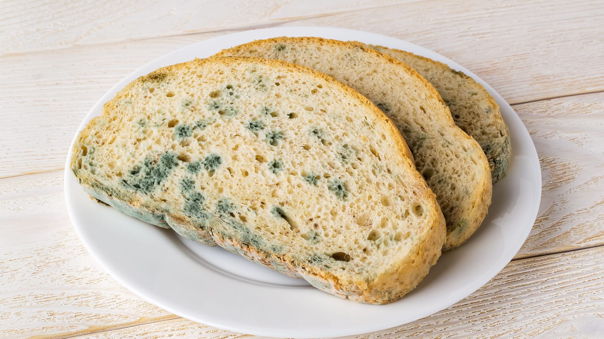 Verschimmeltes Brot (Symbolbild): Einsatzkräfte der Berliner Polizei freuten sich an Silvester auf belegte Brötchen und machten eine unappetitliche Entdeckung. Verschimmeltes Brot (Symbolbild): Einsatzkräfte der Berliner Polizei freuten sich an Silvester auf belegte Brötchen und machten eine unappetitliche Entdeckung.