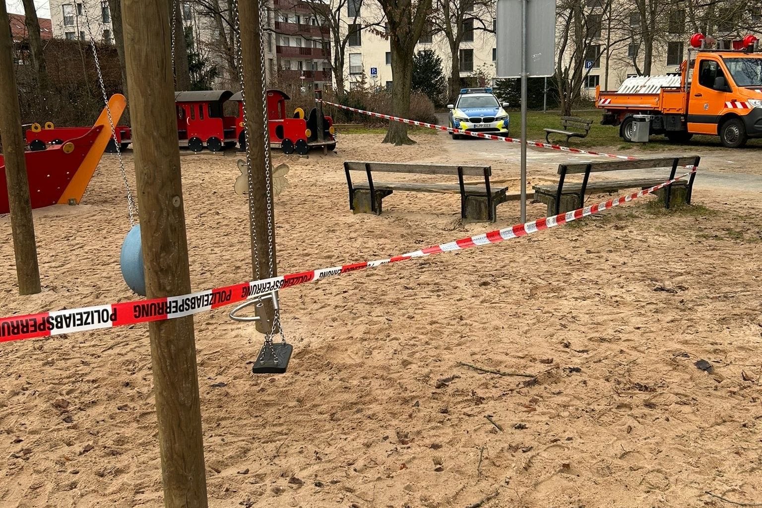 Die Serie reißt nicht ab: Zum vierten Mal in Folge muss ein Spielplatz in Stein im Landkreis Fürth wegen gefährlicher Nadeln gesperrt werden.