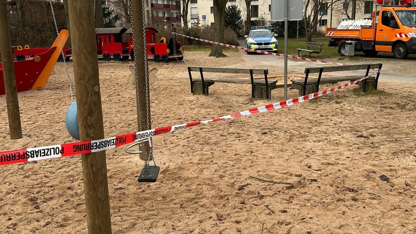Die Serie reißt nicht ab: Zum vierten Mal in Folge muss ein Spielplatz in Stein im Landkreis Fürth wegen gefährlicher Nadeln gesperrt werden.