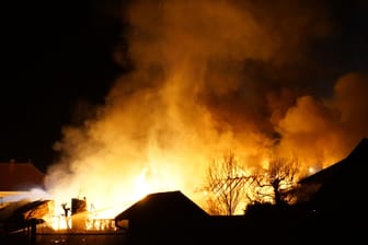 In der Nacht von Dienstag auf Mittwoch löste die Leitstelle Weiden einen Großalarm für die Feuerwehr in Dürnast aus, einem Ortsteil von Weiherhammer im Landkreis Neustadt an der Waldnaab.