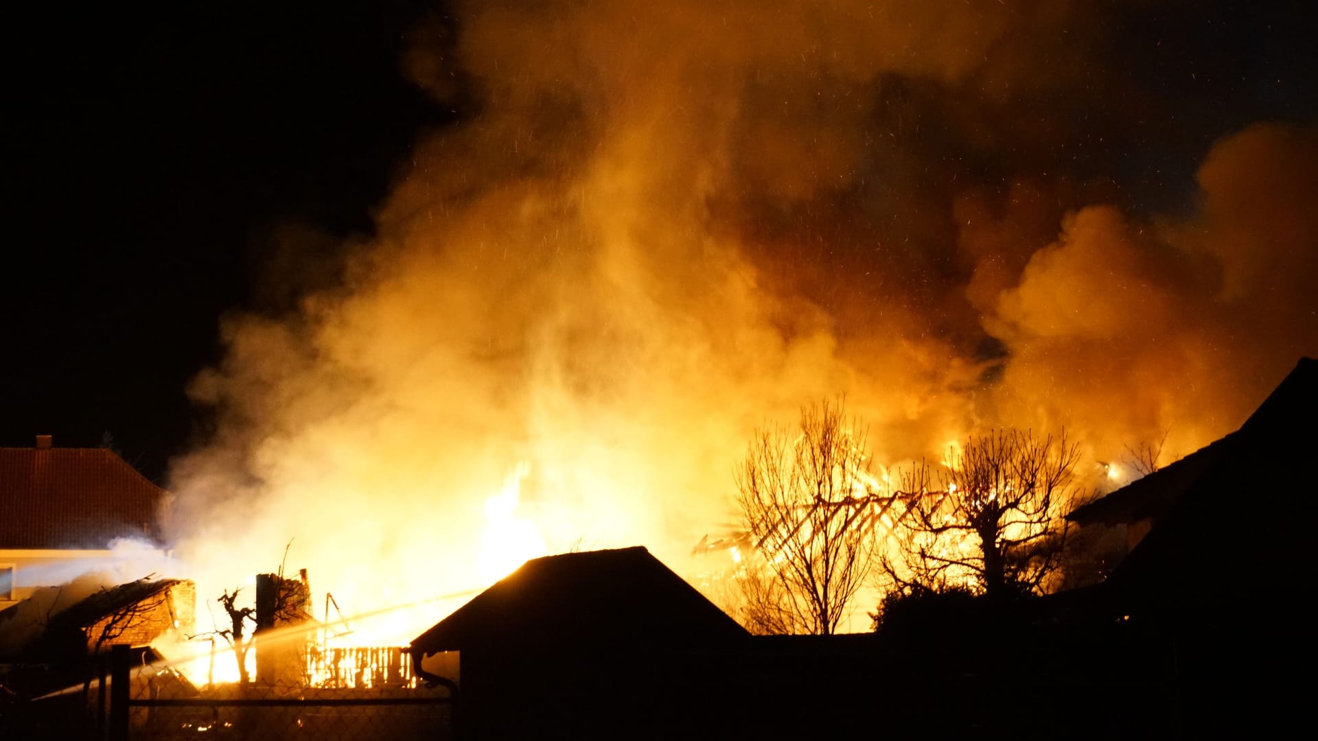 In der Nacht von Dienstag auf Mittwoch löste die Leitstelle Weiden einen Großalarm für die Feuerwehr in Dürnast aus, einem Ortsteil von Weiherhammer im Landkreis Neustadt an der Waldnaab.