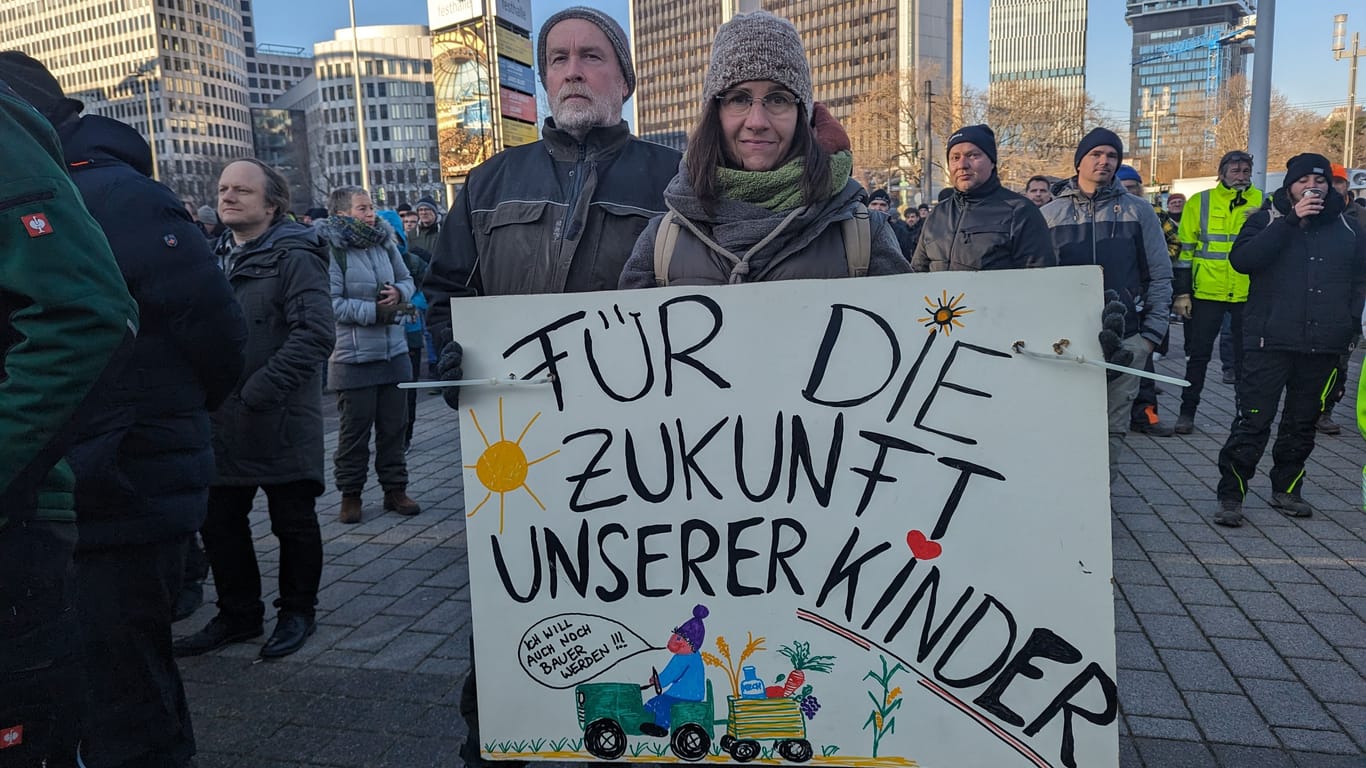 Zwei Demonstrierede auf dem Bauernprotest in Frankfurt