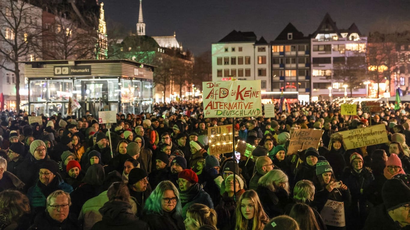 In Köln gingen am Dienstag bis zu 30.000 Menschen gegen die AfD auf die Straße: