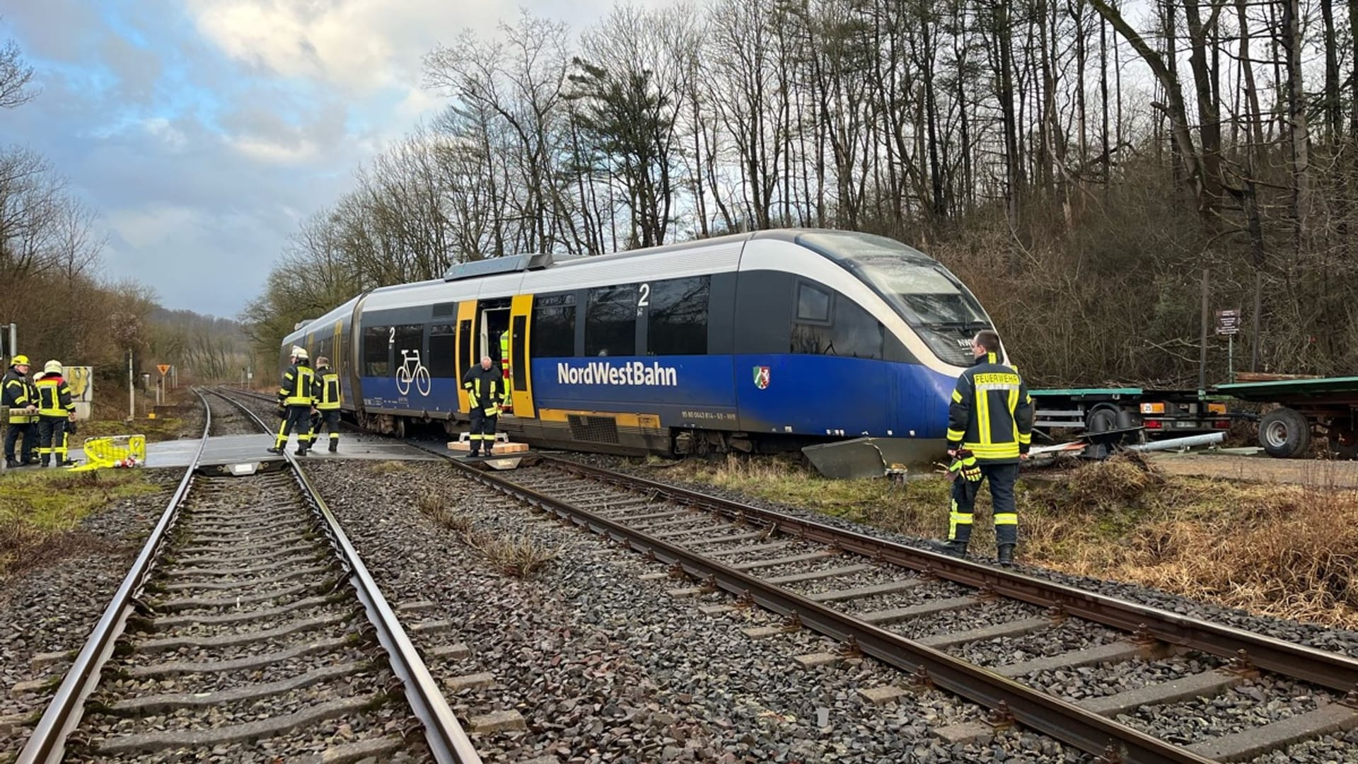 Regionalzug springt aus Schienen Regionalzug springt aus Schienen