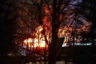 Brand im Remscheider Industriegebiet in der Nacht: Die Feuerwehr Remscheid war mit allen Kräften vor Ort.
