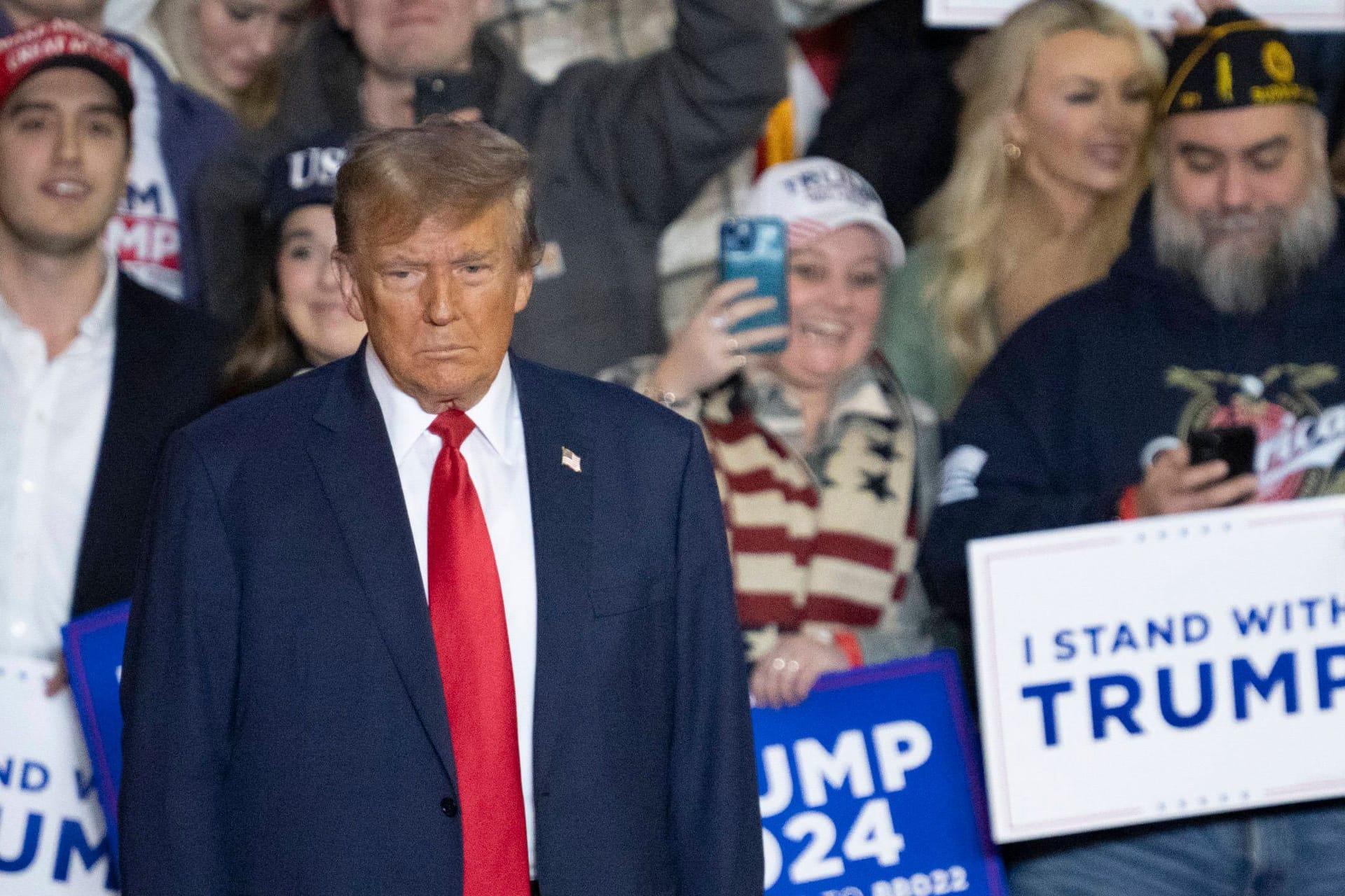 Donald Trump bei einer Wahlkampfveranstaltung (Archivbild): Weil er das Opfer beleidigt hatte, muss er sich jetzt vor Gericht verantworten.