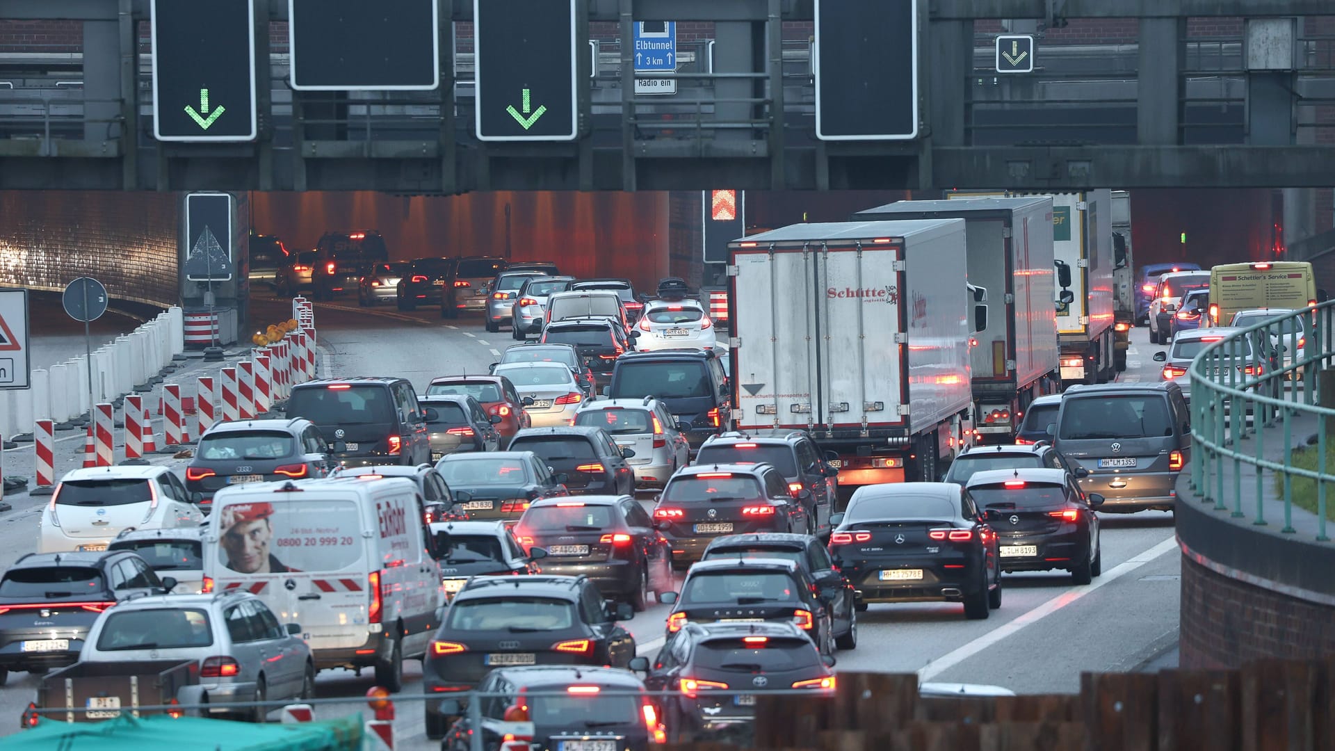 Stockender Verkehr in Hamburg (Archivfoto): Die Hansestadt ist erneut die Stau-Hauptstadt Deutschlands.