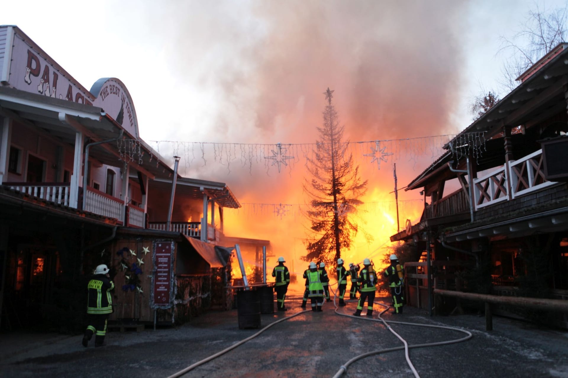 Es wurden zwei Menschen leicht verletzt, 200 weitere konnten vor den Flammen fliehen.