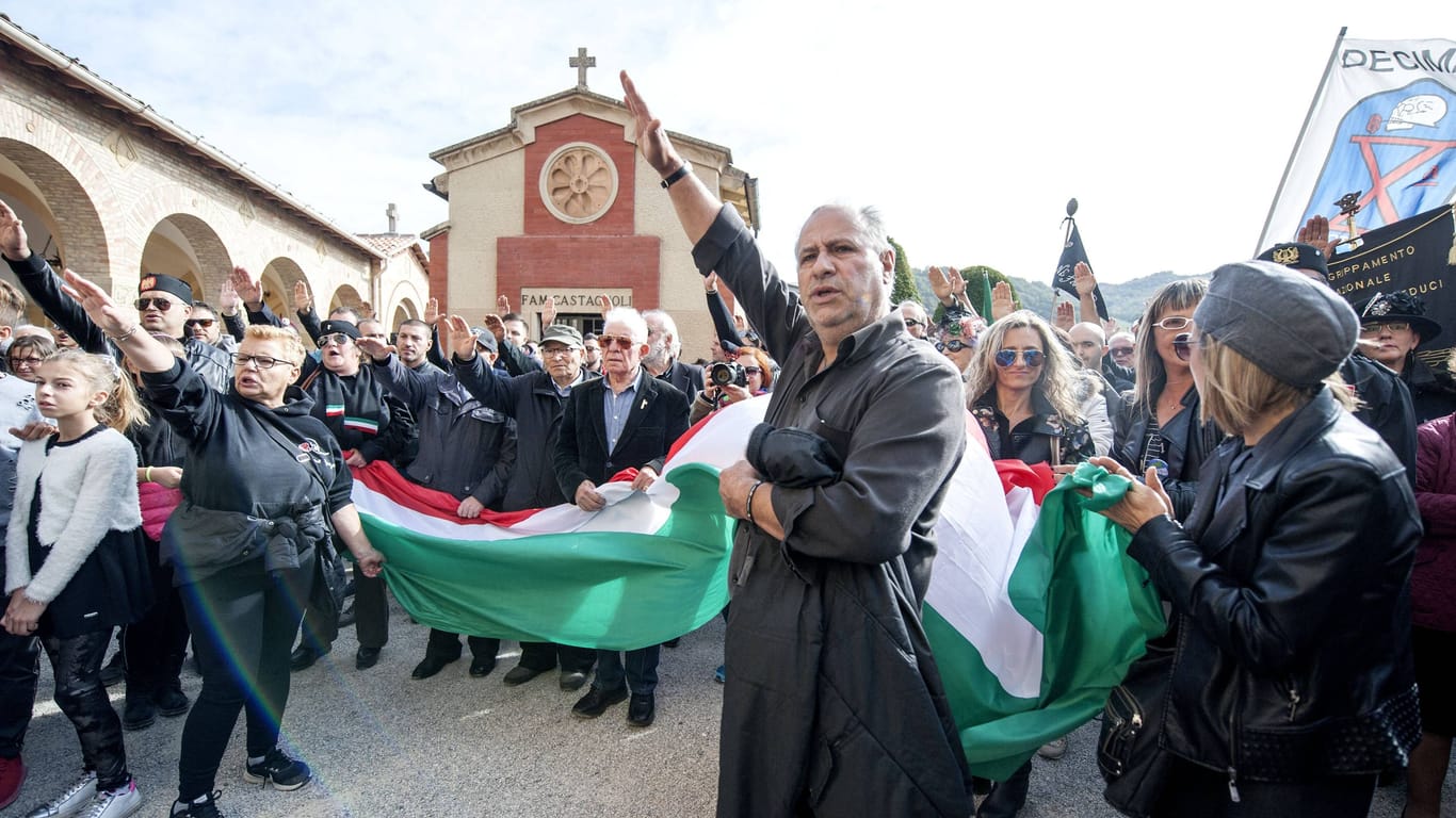 Italienische Neofaschisten erheben den rechten Arm zum Gruß (Archivbild): In Italien hat sich jetzt ein Gericht mit dem "Saluto Romano" beschäftigt".