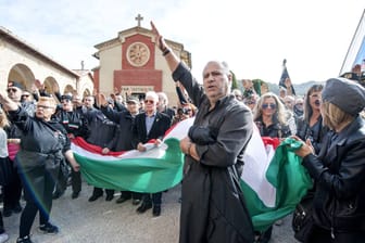 Italienische Neofaschisten erheben den rechten Arm zum Gruß (Archivbild): In Italien hat sich jetzt ein Gericht mit dem "Saluto Romano" beschäftigt".