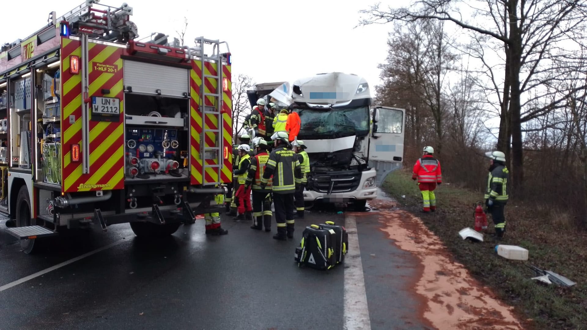 Einsatzkräfte auf der Nordlippestraße: Ein Insasse musste aus der Fahrerkabine befreit werden. Einsatzkräfte auf der Nordlippestraße: Ein Insasse musste aus der Fahrerkabine befreit werden.