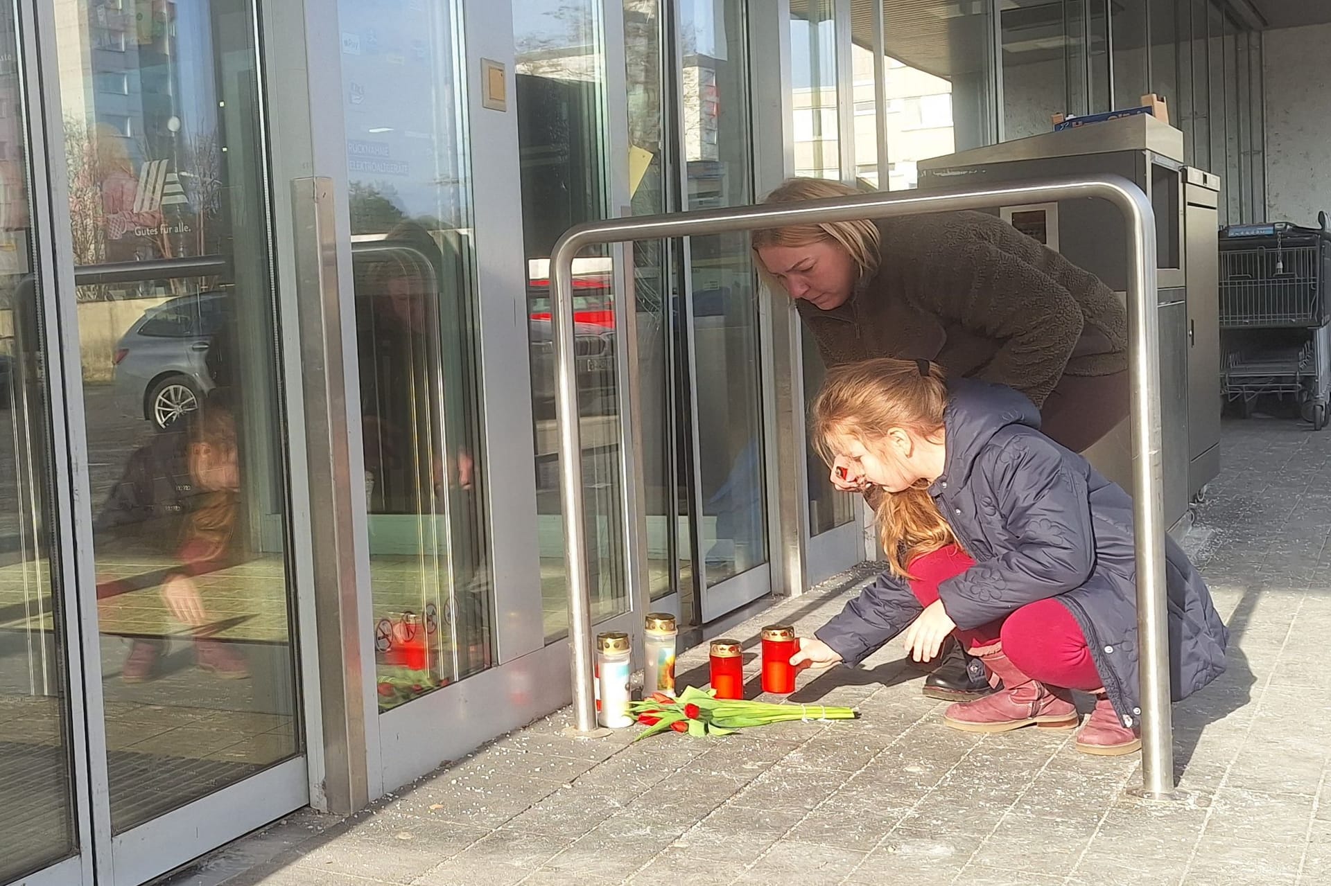 Nach dem Tötungsdelikt am Montagabend (15.01.) in einem Discounter in der Okrifteler Straße, bei dem nach derzeitigem Ermittlungsstand ein 48-jähriger Mann gegen 19.15 Uhr den Einkaufsmarkt betreten und im Anschluss eine 38-jährige Angestellte des Marktes erschossen und sich danach selbst getötet hat (wir haben berichtet), wendet sich die Polizei mit einem Betreuungsangebot an Kunden und Zeugen der Tat, die nun unter dem erlebten Geschehen leiden oder von der Gewalttat traumatisiert sind.Zum Zeitpunkt der Tat waren neben dem Personal mehrere Kunden in dem Markt. Sie blieben körperlich unverletzt und wurden zum Teil anschließend durch die Polizei und einen Seelsorger betreut. Die Beamtinnen und Beamten gehen aber davon aus, dass sich bislang nicht alle betroffenen Personen gemeldet haben oder den Markt direkt verlassen haben.Nicht nur die Opfer, sondern auch Zeugen leiden häufig unter dem Eindruck einer Straftat.