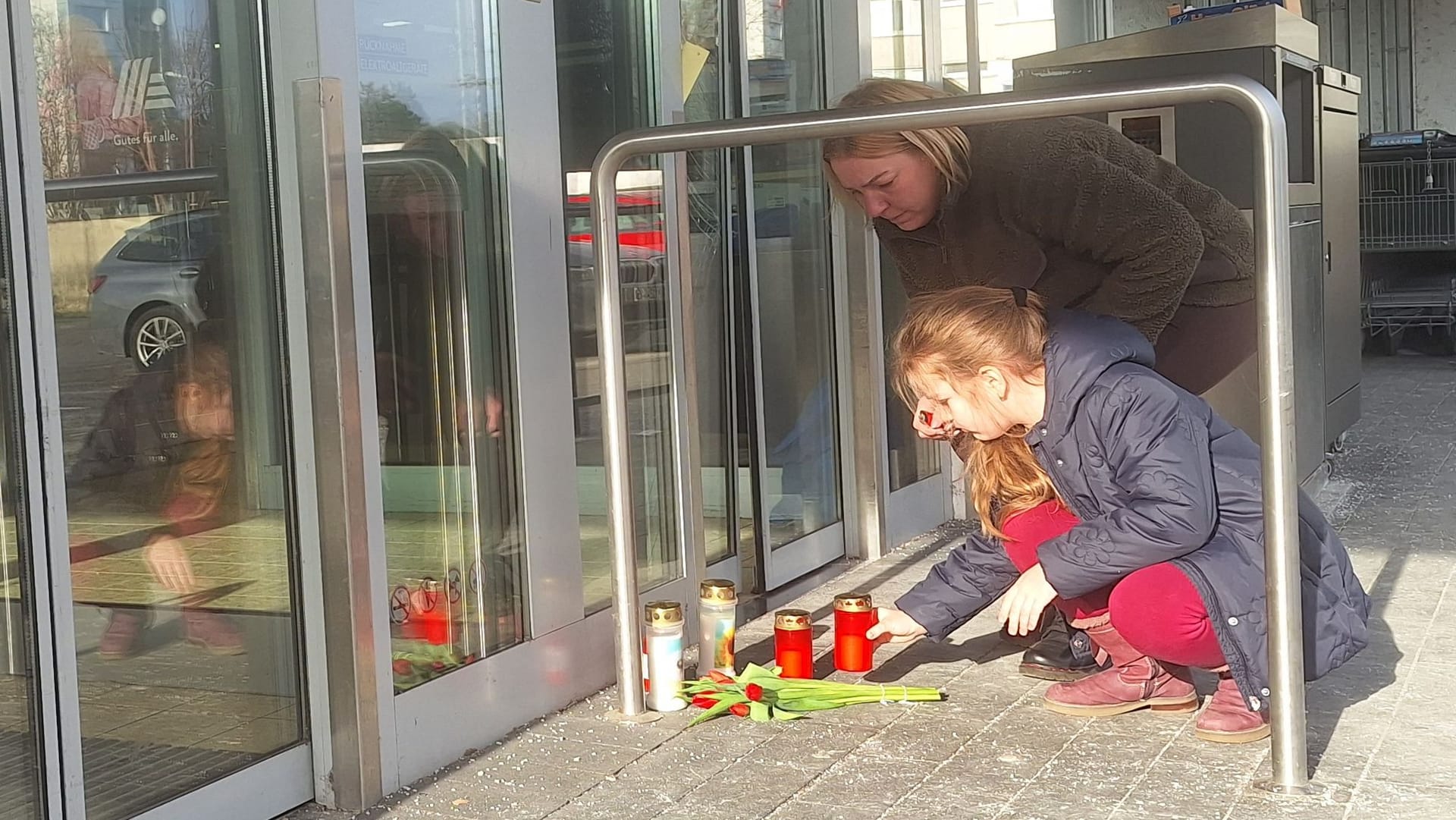 Nach dem Tötungsdelikt am Montagabend (15.01.) in einem Discounter in der Okrifteler Straße, bei dem nach derzeitigem Ermittlungsstand ein 48-jähriger Mann gegen 19.15 Uhr den Einkaufsmarkt betreten und im Anschluss eine 38-jährige Angestellte des Marktes erschossen und sich danach selbst getötet hat (wir haben berichtet), wendet sich die Polizei mit einem Betreuungsangebot an Kunden und Zeugen der Tat, die nun unter dem erlebten Geschehen leiden oder von der Gewalttat traumatisiert sind.Zum Zeitpunkt der Tat waren neben dem Personal mehrere Kunden in dem Markt. Sie blieben körperlich unverletzt und wurden zum Teil anschließend durch die Polizei und einen Seelsorger betreut. Die Beamtinnen und Beamten gehen aber davon aus, dass sich bislang nicht alle betroffenen Personen gemeldet haben oder den Markt direkt verlassen haben.Nicht nur die Opfer, sondern auch Zeugen leiden häufig unter dem Eindruck einer Straftat.