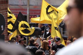 Demo der "Identitären Bewegung" (Archivbild): Eines der berühmtesten Gesichter der Gruppe hat sich mit AfD-Politikern und anderen Rechten getroffen.