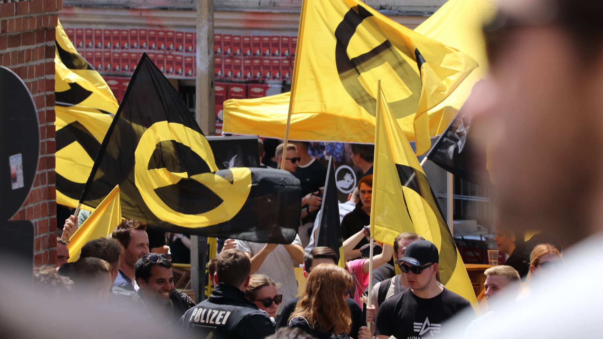 Demo der "Identitären Bewegung" (Archivbild): Eines der berühmtesten Gesichter der Gruppe hat sich mit AfD-Politikern und anderen Rechten getroffen.