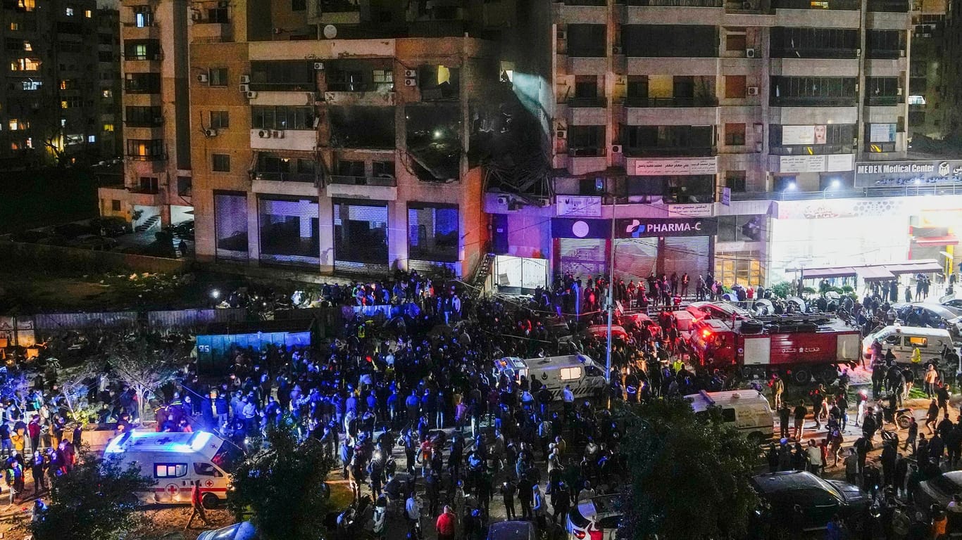 Eine Menschenmenge versammelte sich am Ort des Geschehens in Beirut. Einige riefen zur Rache auf.