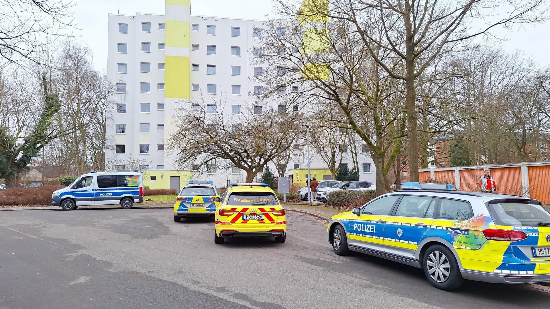 Der Wohnblock in Huchting ist abgesperrt.