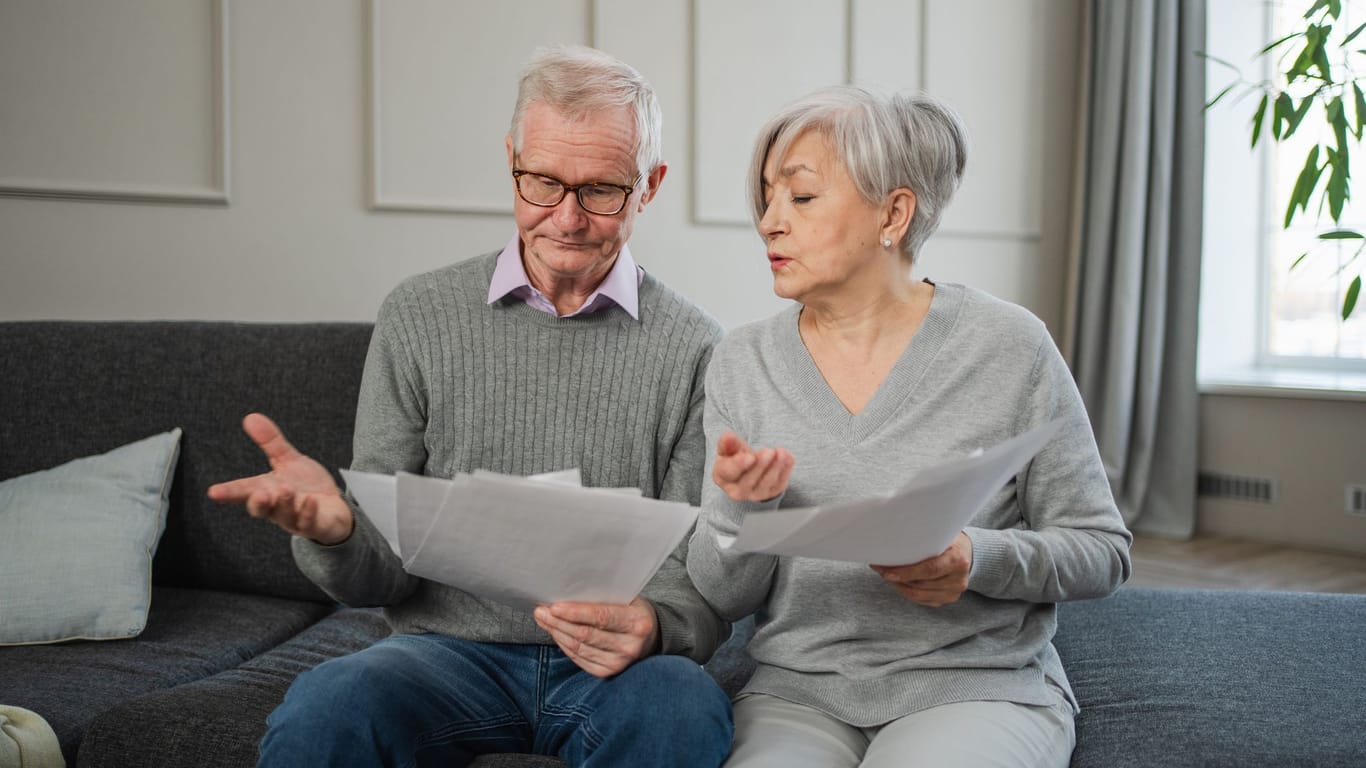 Rentnerpaar blickt verärgert (Symbolbild): Vor allem zukünftige Rentner könnten von einer Doppelbesteuerung betroffen sein.