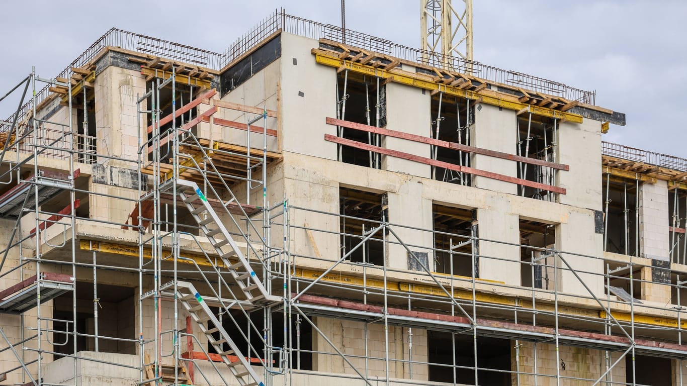 Baustelle in Nordrhein-Westfalen (Symbolbild): Experten sehen auch für 2024 keine Besserung der Auftragslage im Wohnungsneubau.