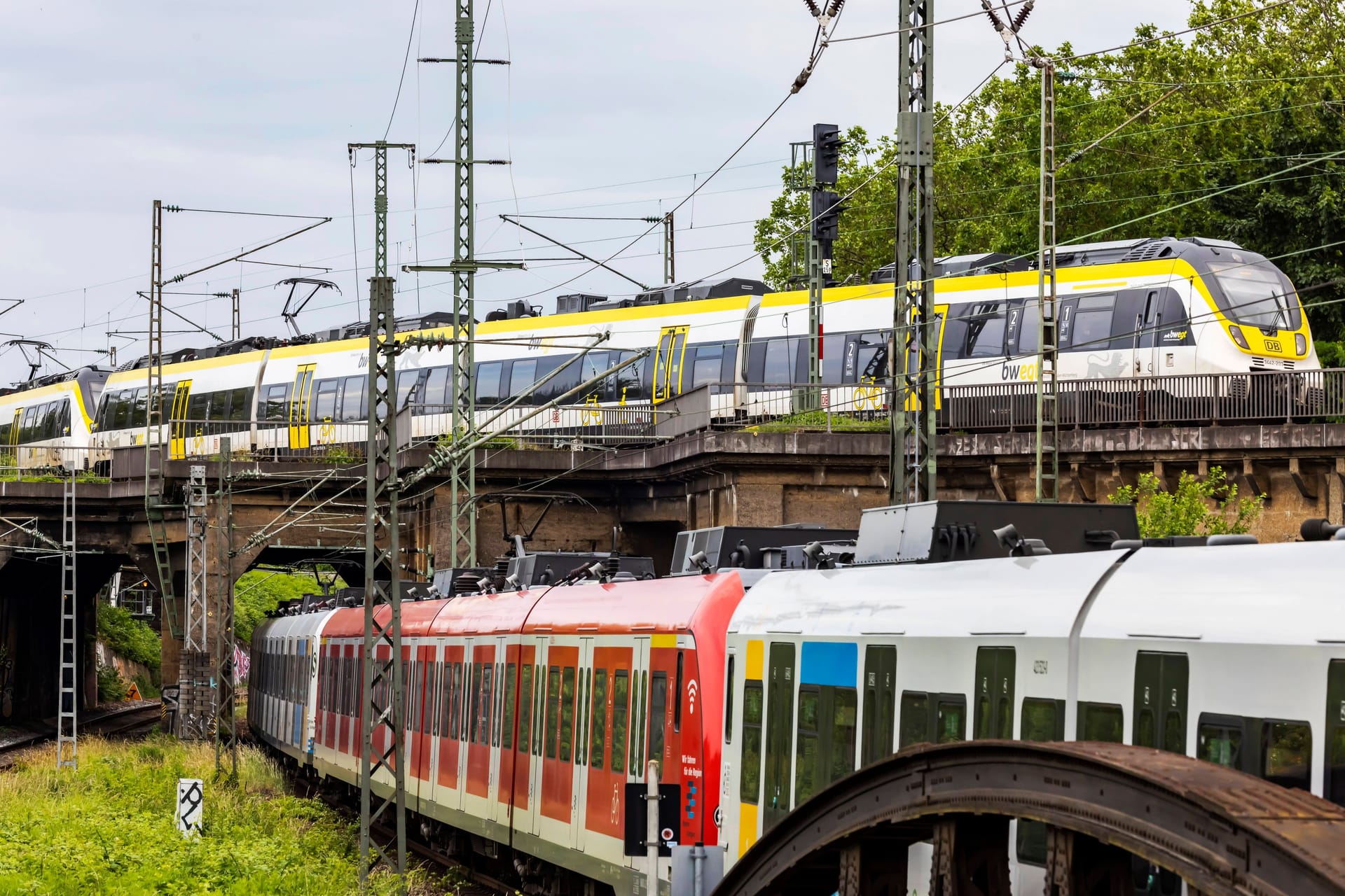 Züge auf der Gäubahnstrecke (Archivfoto): In den kommenden Wochen kommt der Verkehr hier zum Erliegen.