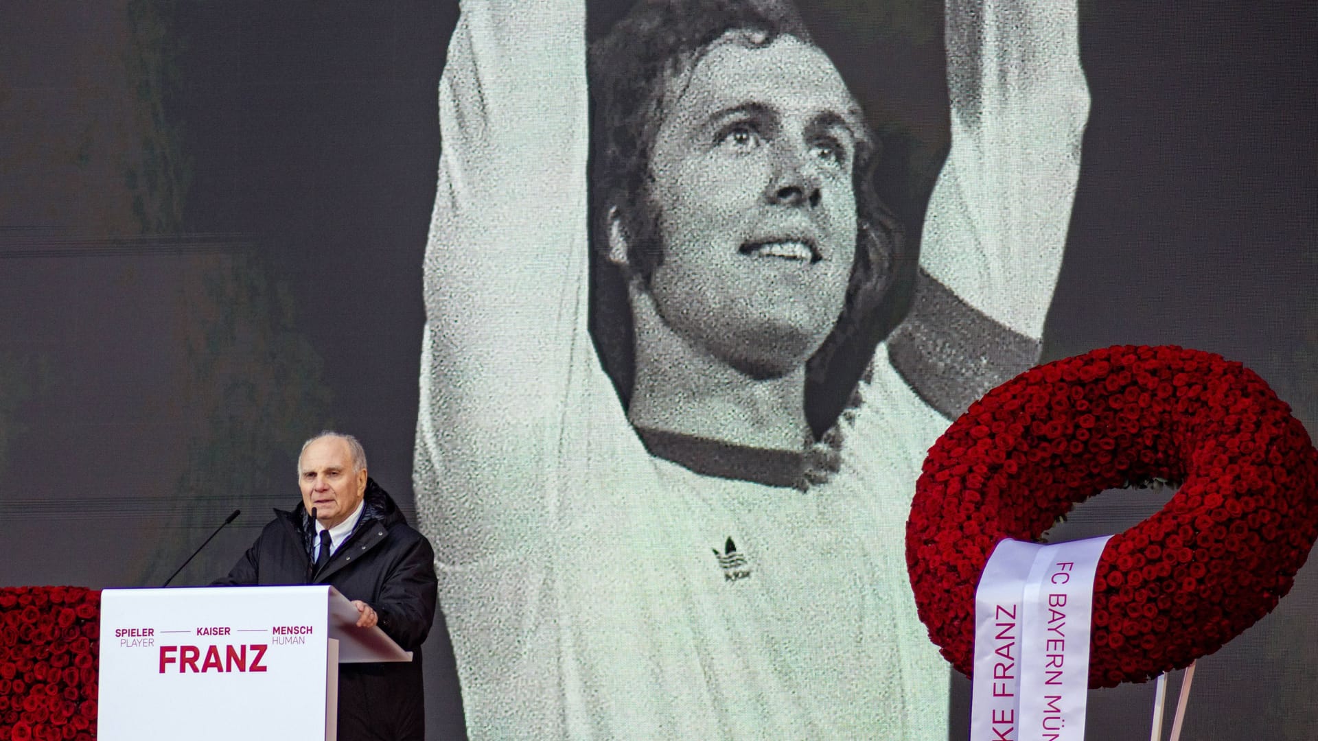 Uli Hoeneß mit Frau Susanne: Der Ehrenpräsident des FC Bayern war für den emotionalen Höhepunkt der Trauerfeier für Franz Beckenbauer zuständig.