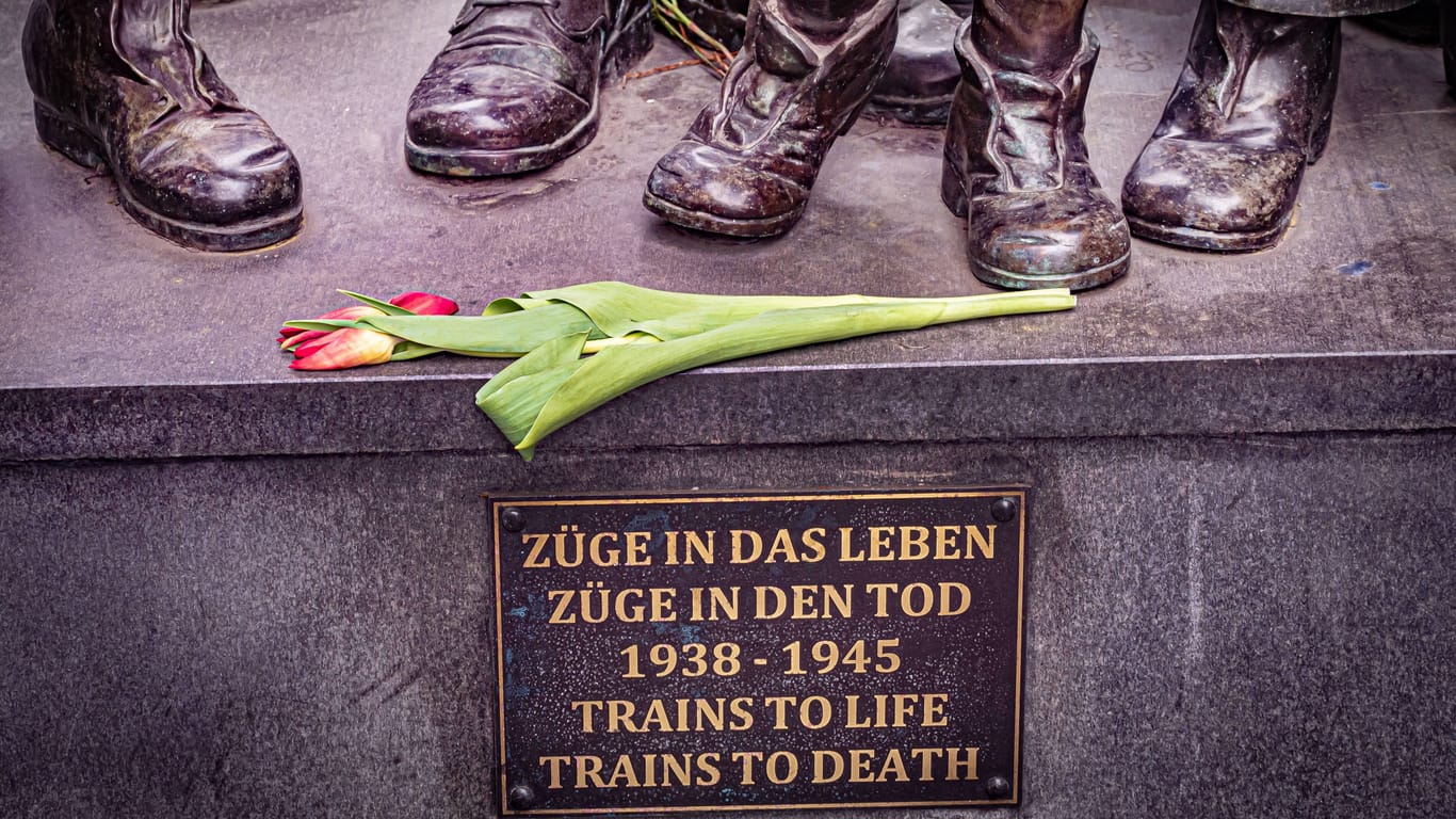 "Züge in das Leben – Züge in den Tod": Der gebürtige Danziger und Zeitzeuge Frank Meisler erschuf die Skulptur, die an Kindertransporte während der NS-Zeit erinnern soll.