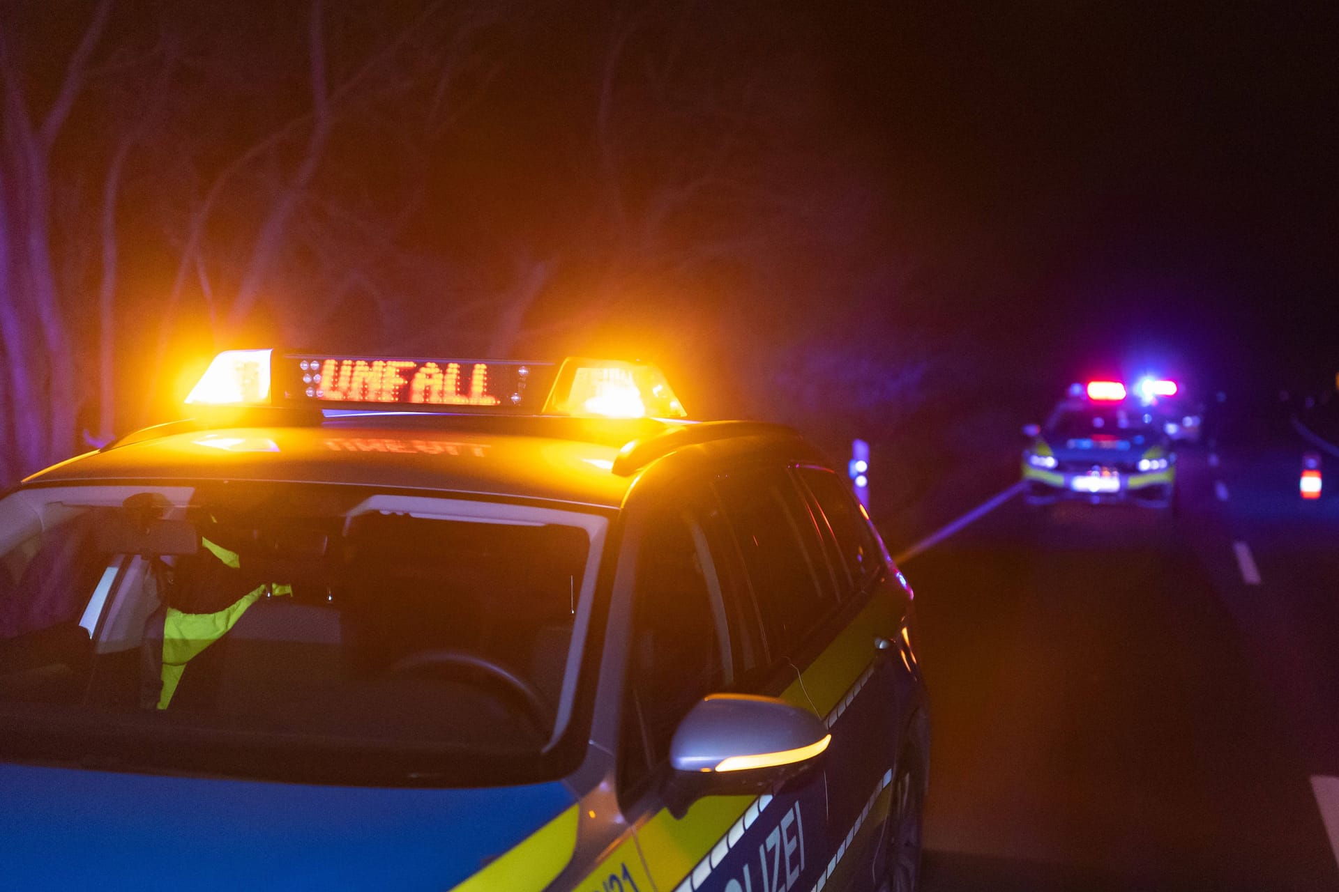 Ein Einsatzfahrzeug der Polizei mit Blaulicht (Archivbild): In der Nähe von Hildesheim hat sich ein schwerer Verkehrsunfall ereignet.