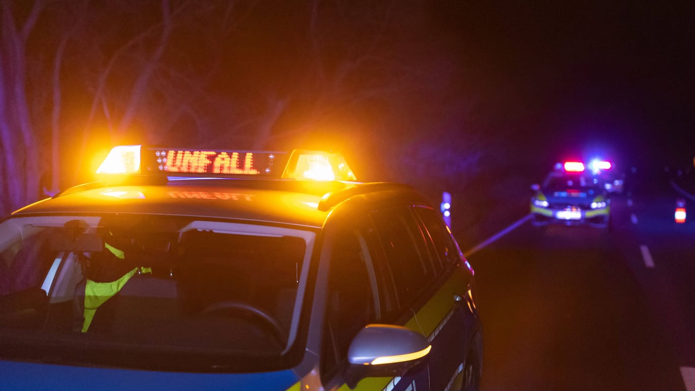 Ein Einsatzfahrzeug der Polizei mit Blaulicht (Archivbild): In der Nähe von Hildesheim hat sich ein schwerer Verkehrsunfall ereignet.