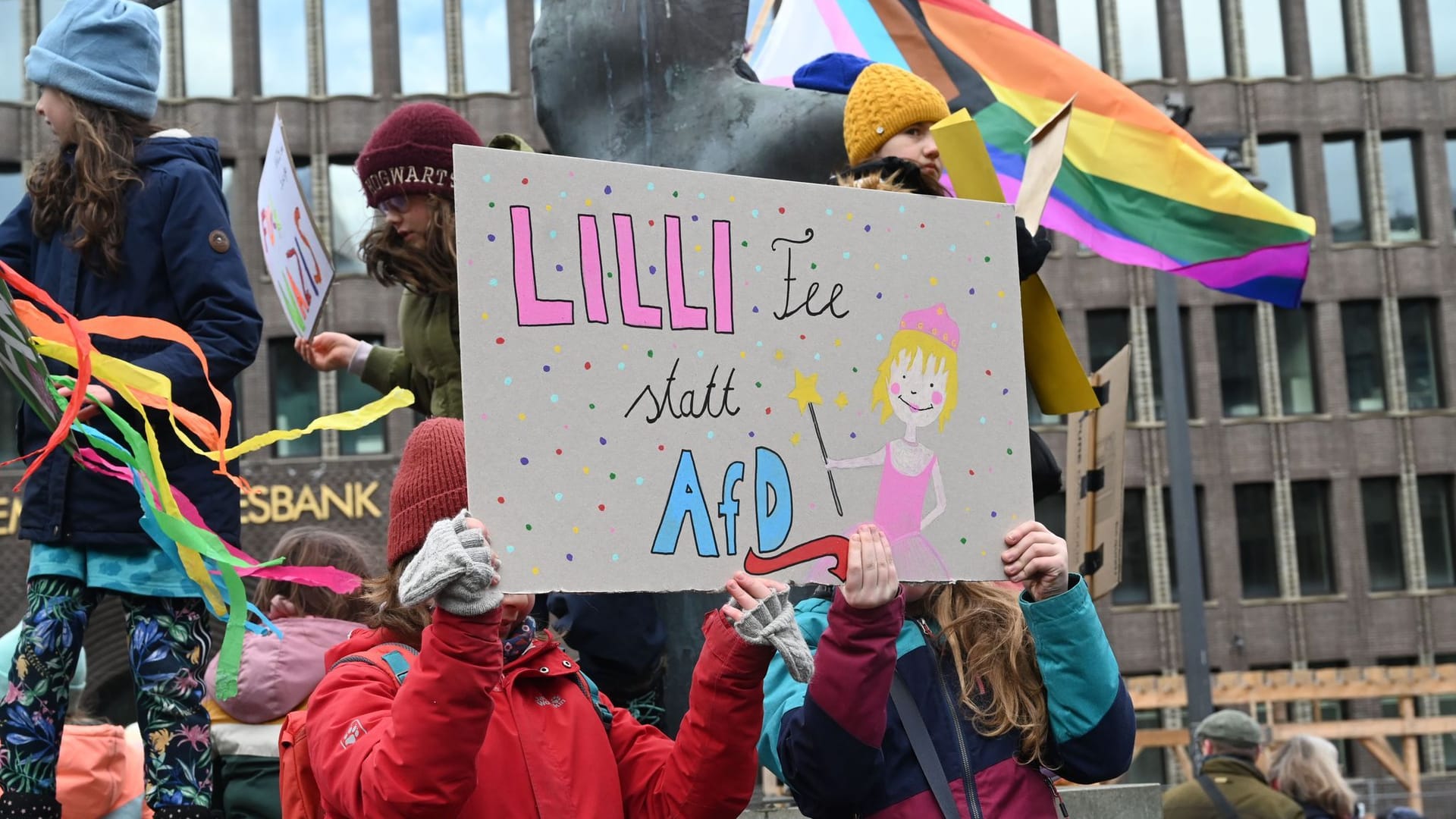 Kinder halten ein gemaltes Schild hoch: Tausende demonstrieren auf dem Marktplatz in Bremen gegen Rechtsextremismus.