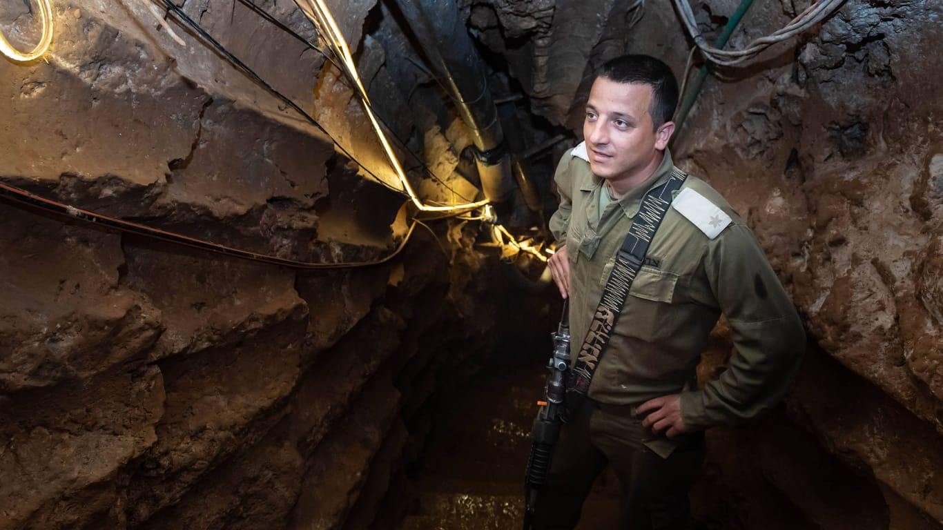 Ein israelischer Soldat steht in einem Hisbollah-Tunnel, der 2019 von der Armee entdeckt wurde (Archivbild):